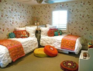 How To Arrange 2 Twin Beds in Small Room